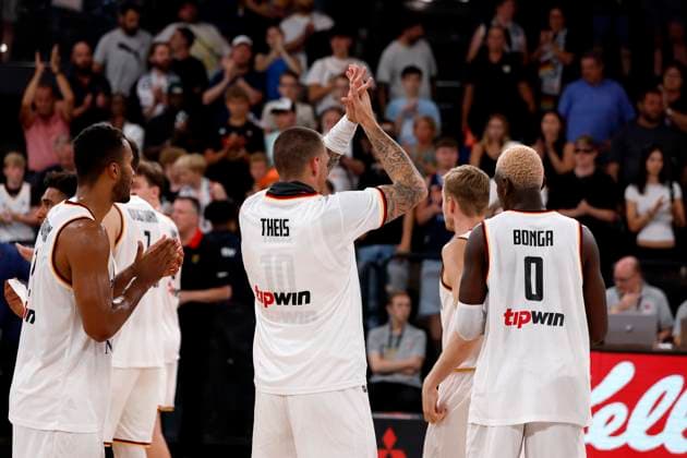 13.08.2023, Deutscher Basketball Bund, Supercup 2023, Hamburg, edel-optics.de Arena, Finale, Deutschland - Kanada, Daniel Theis (GER, No10) bedankt sich beim Publikum Hamburg edel-optics.de Arena Hamburg Germany