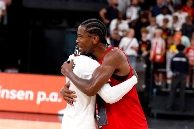 13.08.2023, Deutscher Basketball Bund, Supercup 2023, Hamburg, edel-optics.de Arena, Finale, Deutschland - Kanada, Dennis Schröder (GER, No17), Shai Gilgeous-Alexander (CAN, No2) unterhalten sich Hamburg edel-optics.de Arena Hamburg Germany