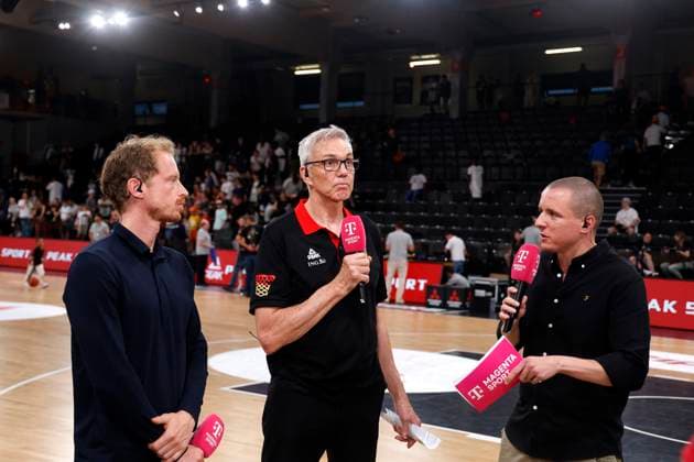 13.08.2023, Deutscher Basketball Bund, Supercup 2023, Hamburg, edel-optics.de Arena, Finale, Deutschland - Kanada, Per Günther, Experte Magenta Gordon Herbert (Headcoach, GER), Benni Zander, Magenta Sport Hamburg edel-optics.de Arena Hamburg Germany