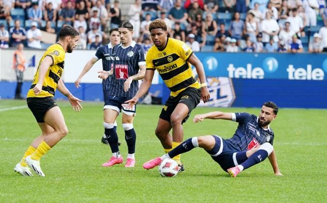 Foto Manuel Geisser 13.08.2023 Fussball Herren Super League Saison 2023 2024 FC Luzern - BSC Young Boys. Kemal Ademi ( FC Luzern) gegen Aurele Amenda (YB) (r.) Aktion Zweikampf