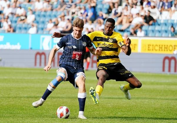 Foto Manuel Geisser 13.08.2023 Fussball Herren Super League Saison 2023 2024 FC Luzern - BSC Young Boys. Lars Villiger ( FC Luzern) gegen Mohamed Ali Camara (YB) (r.) Aktion Zweikampf