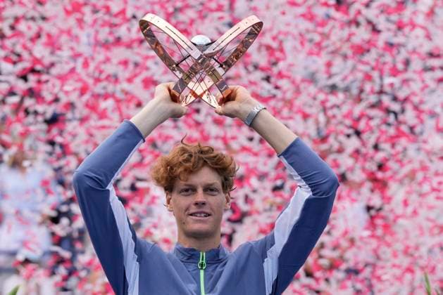 August 13, 2023, Toronto, ON, CANADA: Jannik Sinner of Italy holds the trophy after beating Alex de Minaur of Australia to win the men s final of the National Bank Open in Toronto on Sunday, Aug. 13, 2023. Canada News - August 13, 2023  - ZUMAc35_ 20230813_zaf_c35_084 Copyright: xFrankxGunnx