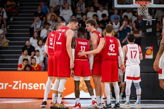 Basketball Hamburg 12.08.2023 DBB Nationalmannschaft der Männer Länderspiel Testspiel Supercup Deutschland (GER) - China (CHN) Johannes Voigtmann (Deutschland, No.07) Dennis Schröder Schroeder (Deutschland, No.17) Schröder Schroder Franz Wagner (Deutschland, No.09) Andreas Obst (Deutschland, No.42) Daniel Theis (Deutschland, No.10)