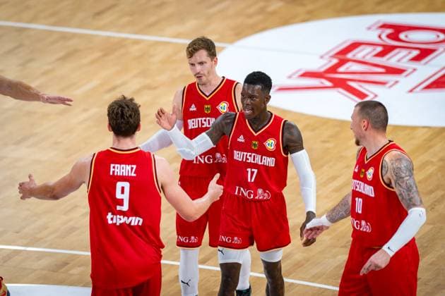 Basketball Hamburg 12.08.2023 DBB Nationalmannschaft der Männer Länderspiel Testspiel Supercup Deutschland (GER) - China (CHN) Franz Wagner (Deutschland, No.09) Dennis Schröder Schroeder (Deutschland, No.17) Schröder Schroder Andreas Obst (Deutschland, No.42) Daniel Theis (Deutschland, No.10) Jubel