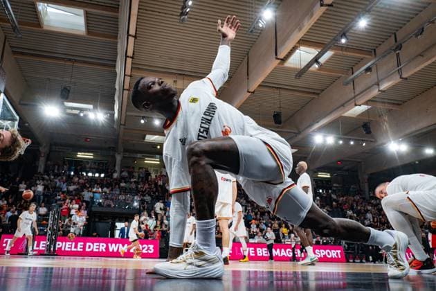 Basketball Hamburg 13.08.2023 DBB Nationalmannschaft der Männer Länderspiel Testspiel Supercup Deutschland (GER) - Kanada (CAN) warm up Dennis Schröder Schroeder (Deutschland, No.17) Schröder Schroder