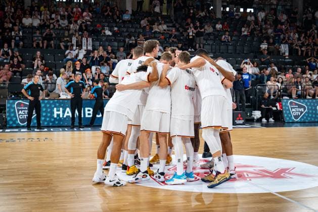 Basketball Hamburg 13.08.2023 DBB Nationalmannschaft der Männer Länderspiel Testspiel Supercup Deutschland (GER) - Kanada (CAN) Team Deutschland Huddle
