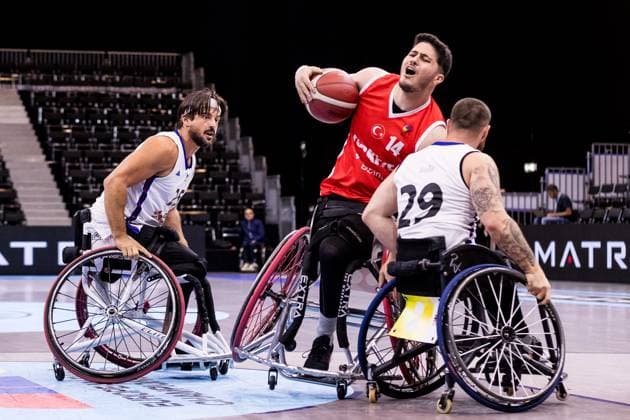 Sport Themen der Woche KW33 Sport Bilder des Tages European Para Championships Rollstuhlbasketball, Frankreich gegen Tuerkei Herren; 14.08.2023 ROTTERDAM, NIEDERLANDE 14. August 2023 - European Para Championships Rollstuhlbasketball, Frankreich gegen Tuerkei Herren im Rotterdam Ahoy in Rotterdam, Niederlande. Christophe Carlier (Frankreich, 25), Mucahit Guenaydin (Tuerkei, 14), Louis Hardouin (Frankreich, 29) *** European Para Championships Wheelchair Basketball, France vs. Turkey Men 14 08 2023 ROTTERDAM, NETHERLANDS 14 August 2023 European Para Championships Wheelchair Basketball, France vs. Turkey Men at Rotterdam Ahoy in Rotterdam, Netherlands Christophe Carlier France, 25 , Mucahit Guenaydin Turkey, 14 , Louis Hardouin France, 29 Copyright: xBEAUTIFULxSPORTS Wunderlx