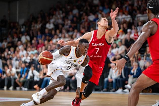 Basketball Hamburg 13.08.2023 DBB Nationalmannschaft der Männer Länderspiel Testspiel Supercup Deutschland (GER) - Kanada (CAN) Dennis Schröder Schroeder (Deutschland, No.17) Schröder Schroder Dwight Powell (Kanada, No.07)