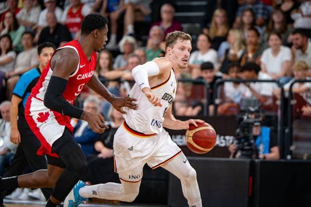 Basketball Hamburg 13.08.2023 DBB Nationalmannschaft der Männer Länderspiel Testspiel Supercup Deutschland (GER) - Kanada (CAN) Andreas Obst (Deutschland, No.42) RJ Barrett (Kanada, No.09)