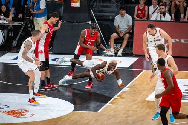 Basketball Hamburg 13.08.2023 DBB Nationalmannschaft der Männer Länderspiel Testspiel Supercup Deutschland (GER) - Kanada (CAN) Isaac Bonga (Deutschland, No.00) Shai Gilgeous-Alexander (Kanada, No.02)