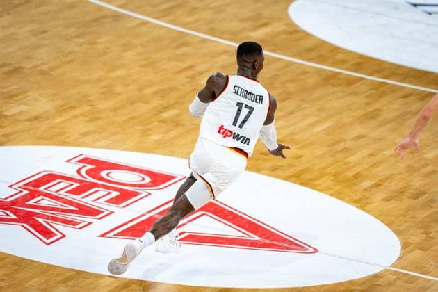 Basketball Hamburg 13.08.2023 DBB Nationalmannschaft der Männer Länderspiel Testspiel Supercup Deutschland (GER) - Kanada (CAN) Dennis Schröder Schroeder (Deutschland, No.17) Schröder Schroder Jubel