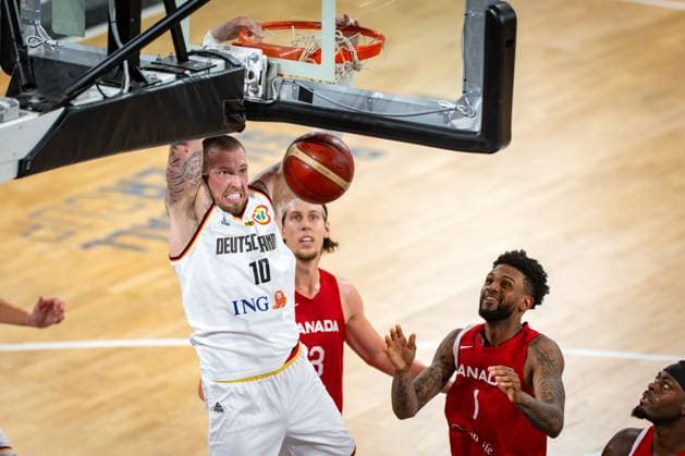 Basketball Hamburg 13.08.2023 DBB Nationalmannschaft der Männer Länderspiel Testspiel Supercup Deutschland (GER) - Kanada (CAN) Daniel Theis (Deutschland, No.10) Nickeil Alexander-Walker (Kanada, No.01)