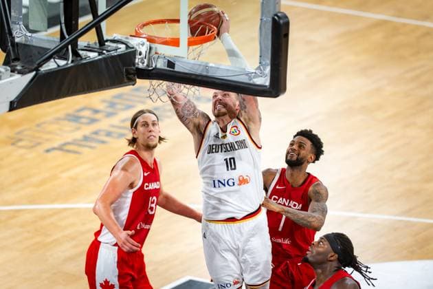 Basketball Hamburg 13.08.2023 DBB Nationalmannschaft der Männer Länderspiel Testspiel Supercup Deutschland (GER) - Kanada (CAN) Daniel Theis (Deutschland, No.10) Nickeil Alexander-Walker (Kanada, No.01)