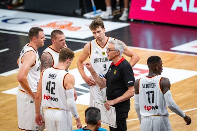 Basketball Hamburg 13.08.2023 DBB Nationalmannschaft der Männer Länderspiel Testspiel Supercup Deutschland (GER) - Kanada (CAN) Gordon Herbert (Deutschland, Bundestrainer) Johannes Voigtmann (Deutschland, No.07) Andreas Obst (Deutschland, No.42) Daniel Theis (Deutschland, No.10) Franz Wagner (Deutschland, No.09) Dennis Schröder Schroeder (Deutschland, No.17) Schröder Schroder