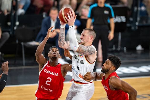 Basketball Hamburg 13.08.2023 DBB Nationalmannschaft der Männer Länderspiel Testspiel Supercup Deutschland (GER) - Kanada (CAN) Daniel Theis (Deutschland, No.10) Shai Gilgeous-Alexander (Kanada, No.02) Kyle Alexander (Kanada, No.11)