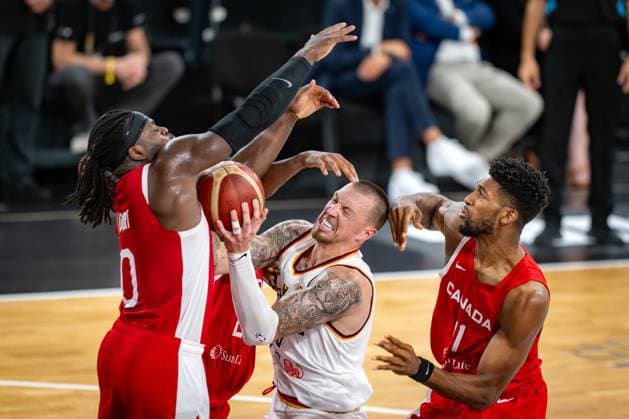 Basketball Hamburg 13.08.2023 DBB Nationalmannschaft der Männer Länderspiel Testspiel Supercup Deutschland (GER) - Kanada (CAN) Daniel Theis (Deutschland, No.10) Luguentz Dort (Kanada, No.00) Kyle Alexander (Kanada, No.11)