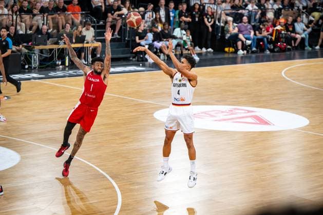 Basketball Hamburg 13.08.2023 DBB Nationalmannschaft der Männer Länderspiel Testspiel Supercup Deutschland (GER) - Kanada (CAN) Maodo Lo (Deutschland, No.04) Nickeil Alexander-Walker (Kanada, No.01)