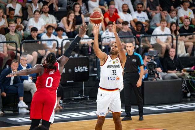 Basketball Hamburg 13.08.2023 DBB Nationalmannschaft der Männer Länderspiel Testspiel Supercup Deutschland (GER) - Kanada (CAN) Johannes Thiemann (Deutschland, No.32) Luguentz Dort (Kanada, No.00)