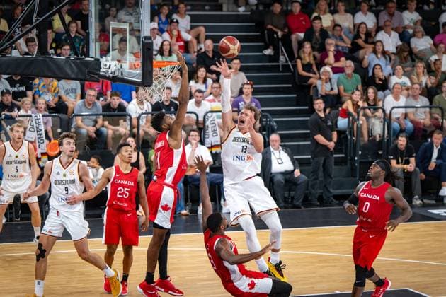 Basketball Hamburg 13.08.2023 DBB Nationalmannschaft der Männer Länderspiel Testspiel Supercup Deutschland (GER) - Kanada (CAN) Moritz Wagner (Deutschland, No.13) Melvin Ejim (Kanada, No.03) Kyle Alexander (Kanada, No.11) Luguentz Dort (Kanada, No.00)