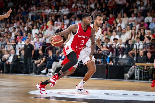 Basketball Hamburg 13.08.2023 DBB Nationalmannschaft der Männer Länderspiel Testspiel Supercup Deutschland (GER) - Kanada (CAN) Melvin Ejim (Kanada, No.03) Johannes Thiemann (Deutschland, No.32)