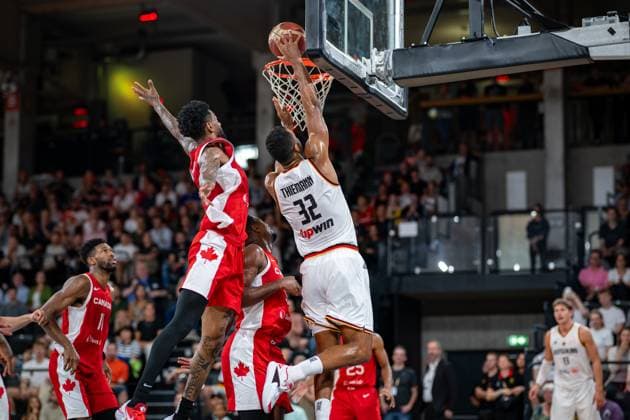 Basketball Hamburg 13.08.2023 DBB Nationalmannschaft der Männer Länderspiel Testspiel Supercup Deutschland (GER) - Kanada (CAN) Johannes Thiemann (Deutschland, No.32) Nickeil Alexander-Walker (Kanada, No.01)