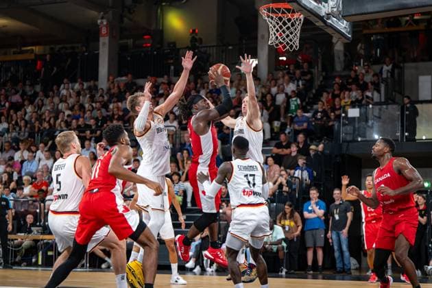 Basketball Hamburg 13.08.2023 DBB Nationalmannschaft der Männer Länderspiel Testspiel Supercup Deutschland (GER) - Kanada (CAN) Luguentz Dort (Kanada, No.00) Moritz Wagner (Deutschland, No.13) Johannes Voigtmann (Deutschland, No.07) Dennis Schröder Schroeder (Deutschland, No.17) Schröder Schroder