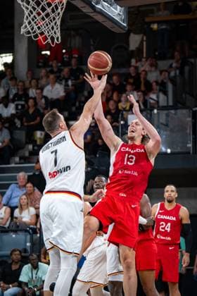 Basketball Hamburg 13.08.2023 DBB Nationalmannschaft der Männer Länderspiel Testspiel Supercup Deutschland (GER) - Kanada (CAN) Kelly Olynyk (Kanada, No.13) Johannes Voigtmann (Deutschland, No.07)