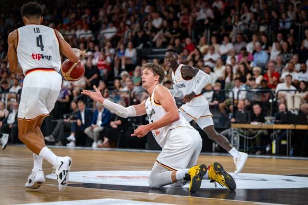 Basketball Hamburg 13.08.2023 DBB Nationalmannschaft der Männer Länderspiel Testspiel Supercup Deutschland (GER) - Kanada (CAN) Moritz Wagner (Deutschland, No.13) Maodo Lo (Deutschland, No.04)