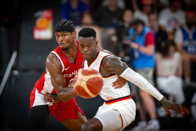 Basketball Hamburg 13.08.2023 DBB Nationalmannschaft der Männer Länderspiel Testspiel Supercup Deutschland (GER) - Kanada (CAN) Dennis Schröder Schroeder (Deutschland, No.17) Schröder Schroder Shai Gilgeous-Alexander (Kanada, No.02)