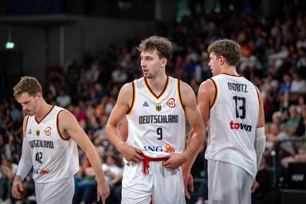 Basketball Hamburg 13.08.2023 DBB Nationalmannschaft der Männer Länderspiel Testspiel Supercup Deutschland (GER) - Kanada (CAN) Moritz Wagner (Deutschland, No.13) Franz Wagner (Deutschland, No.09) Brüder Andreas Obst (Deutschland, No.42)