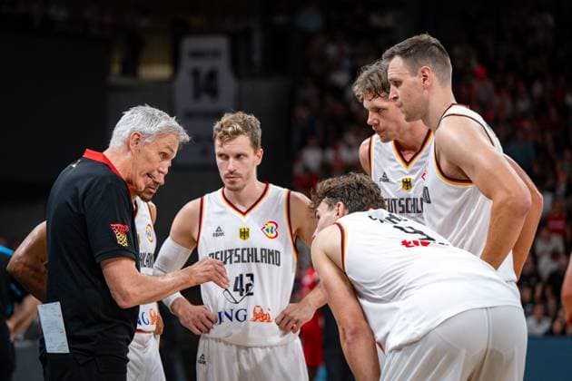 Basketball Hamburg 13.08.2023 DBB Nationalmannschaft der Männer Länderspiel Testspiel Supercup Deutschland (GER) - Kanada (CAN) Gordon Herbert (Deutschland, Bundestrainer) Andreas Obst (Deutschland, No.42) Franz Wagner (Deutschland, No.09) Moritz Wagner (Deutschland, No.13) Johannes Voigtmann (Deutschland, No.07)
