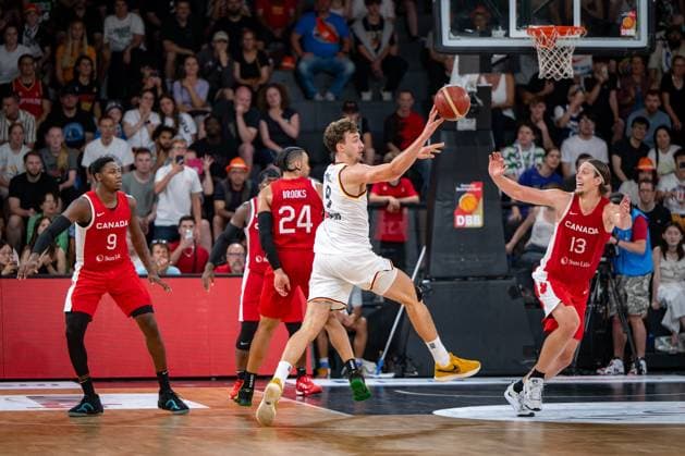 Basketball Hamburg 13.08.2023 DBB Nationalmannschaft der Männer Länderspiel Testspiel Supercup Deutschland (GER) - Kanada (CAN) Franz Wagner (Deutschland, No.09) Kelly Olynyk (Kanada, No.13)