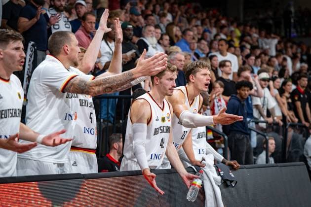 Basketball Hamburg 13.08.2023 DBB Nationalmannschaft der Männer Länderspiel Testspiel Supercup Deutschland (GER) - Kanada (CAN) Christian Sengfelder (Deutschland, No.43) Moritz Wagner (Deutschland, No.13)