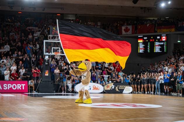 Basketball Hamburg 13.08.2023 DBB Nationalmannschaft der Männer Länderspiel Testspiel Supercup Deutschland (GER) - Kanada (CAN) DBB Maskottchen Arnold Deutschland Fahne