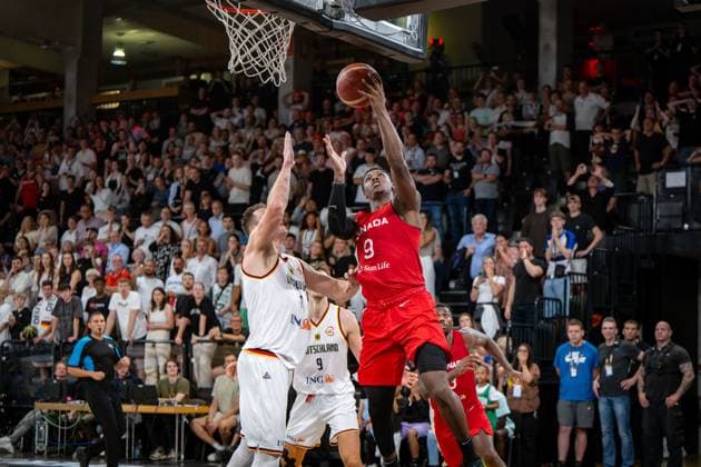 Basketball Hamburg 13.08.2023 DBB Nationalmannschaft der Männer Länderspiel Testspiel Supercup Deutschland (GER) - Kanada (CAN) RJ Barrett (Kanada, No.09) Johannes Voigtmann (Deutschland, No.07)