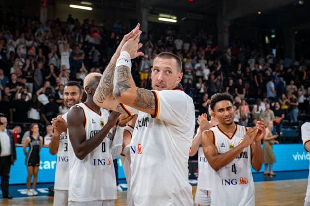 Basketball Hamburg 13.08.2023 DBB Nationalmannschaft der Männer Länderspiel Testspiel Supercup Deutschland (GER) - Kanada (CAN) Daniel Theis (Deutschland, No.10) Jubel