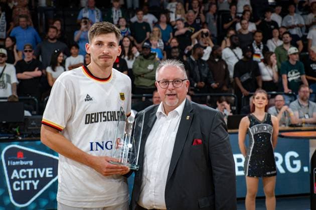 Basketball Hamburg 13.08.2023 DBB Nationalmannschaft der Männer Länderspiel Testspiel Supercup Deutschland (GER) - Kanada (CAN) Siegerehrung David Krämer (Deutschland, No.44) Kraemer Kramer Deutschland 2. Platz beim Supercup