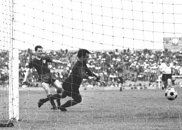Aufstiegsrunde zur 1. Fussabll-Bundesliga 1964: FC Bayern Muenchen - FC St. Pauli (6:1 28.06.1964). Franz Beckenbauer (links) erzielt das Tor zum 4:0 gegen Tw. Thoms (St. Pauli) *** Promotion round to the 1 Fussabll Bundesliga 1964 FC Bayern Muenchen FC St Pauli 6 1 28 06 1964 Franz Beckenbauer left scores the goal to 4 0 against Tw Thoms St Pauli HM