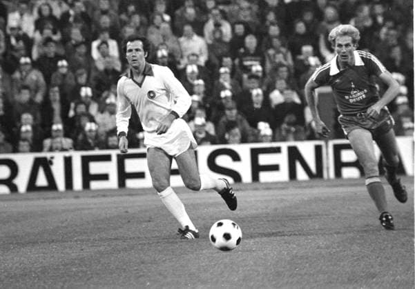FC Bayern München - Cosmos New York 12.09.1978 Franz Beckenbauer (Cosmos) gegen Karl-Heinz Rummenige (FC Bayern) *** FC Bayern Munich Cosmos New York 12 09 1978 Franz Beckenbauer Cosmos against Karl Heinz Rummenige FC Bayern HM