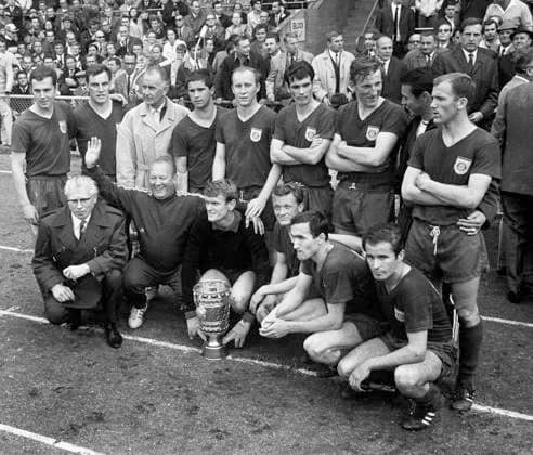 DFB-Pokalfinale 1967 FC Bayern Muenchen - Hamburger SV 4:0 Mannschaftsfoto Bayern München mit dem Pokal *** DFB Cup Final 1967 FC Bayern Muenchen Hamburger SV 4 0 team photo Bayern Munich with the cup HM
