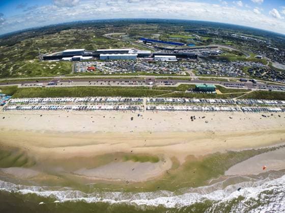 ZANDVOORT - Drone photo of the circuit and the beach in the run-up to the Grand Prix in Zandvoort. ANP FREEK VAN DEN BERGH xVIxANPxSportx xxANPxIVx 475597150 originalFilename: 475597150.jpg