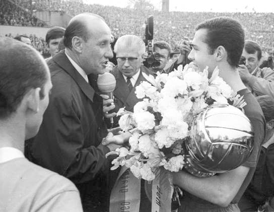 Lokalderby 1860 Muenchen-Bayern München 0:3 15.10.1666 : Bundestrainer Helmut Schoen gratuliert Franz Beckenbauer zum Fußballer des Jahres. In der Mitte Wilhelm Neudecker (FC Bayern) *** Local derby 1860 Muenchen Bayern Munich 0 3 15 10 1666 National coach Helmut Schoen congratulates Franz Beckenbauer Footballer of the Year In the middle Wilhelm Neudecker FC Bayern HM