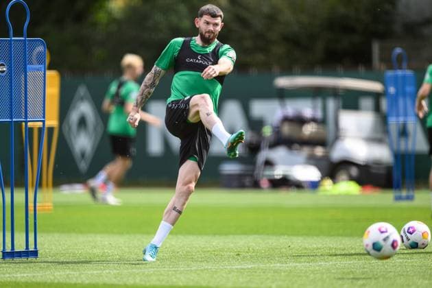 GER, 1.FBL, Werder Bremen Training 15.08.2023, Trainingsgelaende am wohninvest WESERSTADION - Platz 11, Bremen, GER, 1.FBL, Werder Bremen Training Oliver Burke (Werder Bremen 24); Ball am Fuss,