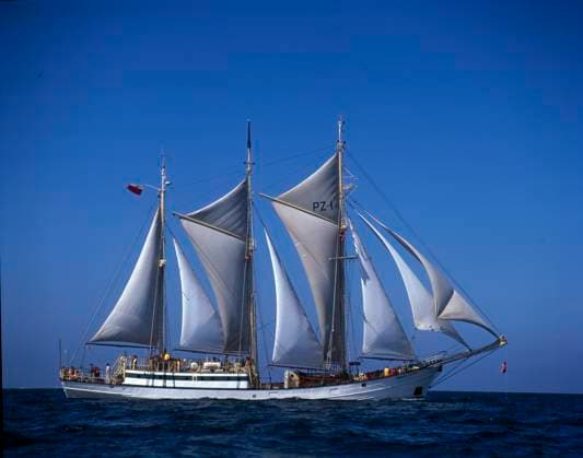 die Zawisza Czarny wurde 1952 in Polen in Danzig für die Fischerei mit einem Stahlrumpf gebaut ein Schiff gleichen Namens war 1902 mit einem Holzrump gebaut worden und lange für eine bschwedische Reederei unterwegs wurde im Krieg von den Deutschen beschlagnahmt und wurde nach dem Weltkrieg abgewrackt *** the Zawisza Czarny was built in 1952 in Poland in Gdansk for fishing with a steel hull a ship of the same name was built in 1902 with a wooden hull and was underway for a long time for a Swedish shipping company was confiscated by the Germans during the war and was scrapped after the world war