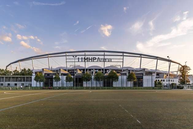 MHPArena statt Mercedes Benz Arena. Das Heimstadion des Bundesligisten VfB Stuttgart wird zum Start der neuen Bundesliga-Saison umbenannt. Die Porsche-Tochter MHP sicherte sich das Namensrecht für zehn Jahre. 15.08.2023: Stuttgart, Baden-Württemberg, Deutschland, Europa Â