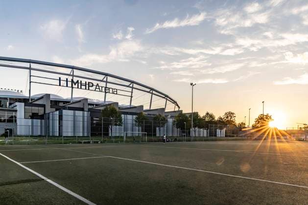 Sport Bilder des Tages MHPArena statt Mercedes Benz Arena. Das Heimstadion des Bundesligisten VfB Stuttgart wird zum Start der neuen Bundesliga-Saison umbenannt. Die Porsche-Tochter MHP sicherte sich das Namensrecht für zehn Jahre. 15.08.2023: Stuttgart, Baden-Württemberg, Deutschland, Europa Â