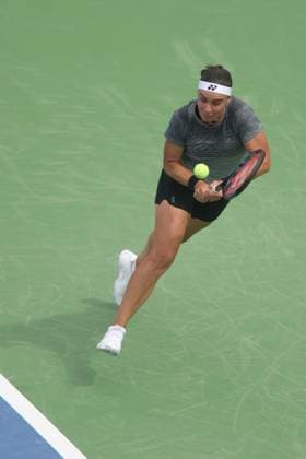 August 15, 2023, Mason, OH, USA: Western and Southern Open Tennis, Mason, OH - Anhalina Kalinina plays the ball against opponent Ons Jabeur in the Western and Southern Open tennis tournament. August 15, 2023 - ZUMA Press Mason USA - ZUMAn24_ 20230815_zaf_n24_006 Copyright: xWallyxNellx
