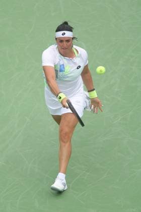 August 15, 2023, Mason, OH, USA: Western and Southern Open Tennis, Mason, OH - Ons Jabeur plays the ball against opponent Anhalina Kalinina in the Western and Southern Open tennis tournament. August 15, 2023 - ZUMA Press Mason USA - ZUMAn24_ 20230815_zaf_n24_019 Copyright: xWallyxNellx