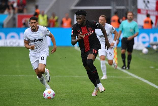 Edmond Tapsoba (Bayer 04 Leverkusen), Pablo Fornals (West Ham United), v.re. 05.08.2023, Fussball GER, Saison 2023 24, 1. Bundesliga, Testspiel, Bayer 04 Leverkusen - West Ham United Leverkusen BayArena Nordrhein Westfalen Deutschland