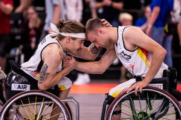 Bilder des Jahres 2023, Sport 08 August Sport Themen der Woche KW33 European Para Championships Rollstuhlbasketball, Deutschland gegen Italien Herren; 16.08.2023 ROTTERDAM, NIEDERLANDE 16. August 2023 - European Para Championships Rollstuhlbasketball, Deutschland gegen Italien Herren im Rotterdam Ahoy in Rotterdam, Niederlande. Christopher Huber (Deutschland, 7) und Thomas Boehme (Deutschland, 13) umarmen sich nach dem Sieg *** European Para Championships Wheelchair Basketball, Germany vs Italy Men 16 08 2023 ROTTERDAM, NETHERLANDS 16 August 2023 European Para Championships Wheelchair Basketball, Germany vs Italy Men at Rotterdam Ahoy in Rotterdam, Netherlands Christopher Huber Germany, 7 and Thomas Boehme Germany, 13 hug each other after the win Copyright: xBEAUTIFULxSPORTS Wunderlx